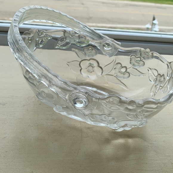 Small Vintage Basket Clear Glass with plastic handle - Picture 4 of 4